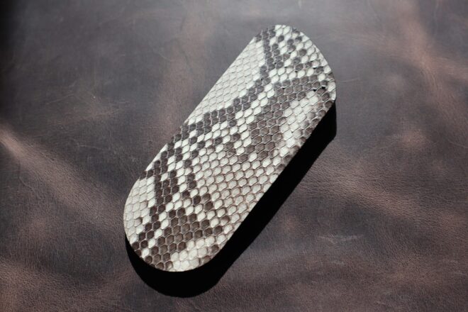 etui plat de couteau, fourreau en python