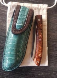 étui en cuir pour couteau pliant, couteau storm NC coutelier et son étui en patte d'autruche par atelier 7 maroquinerie