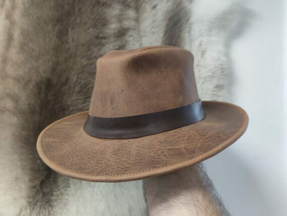 chapeau en cuir type fedora par atelier 7 maroquinerie