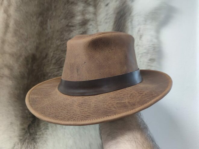 chapeau en cuir type fedora par atelier 7 maroquinerie