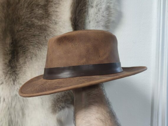 chapeau en cuir fait main type fedora par atelier 7 maroquinerie