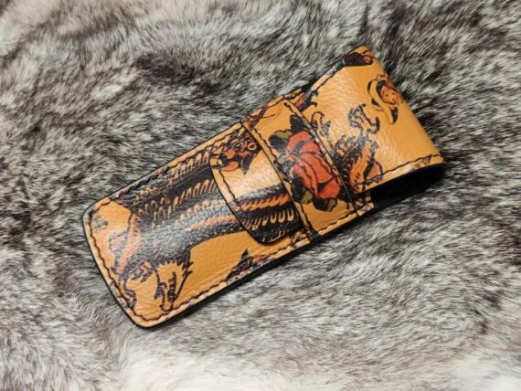 pochette étui couteau pliant en cuir tatoué fait main par atelier 7 maroquinerie