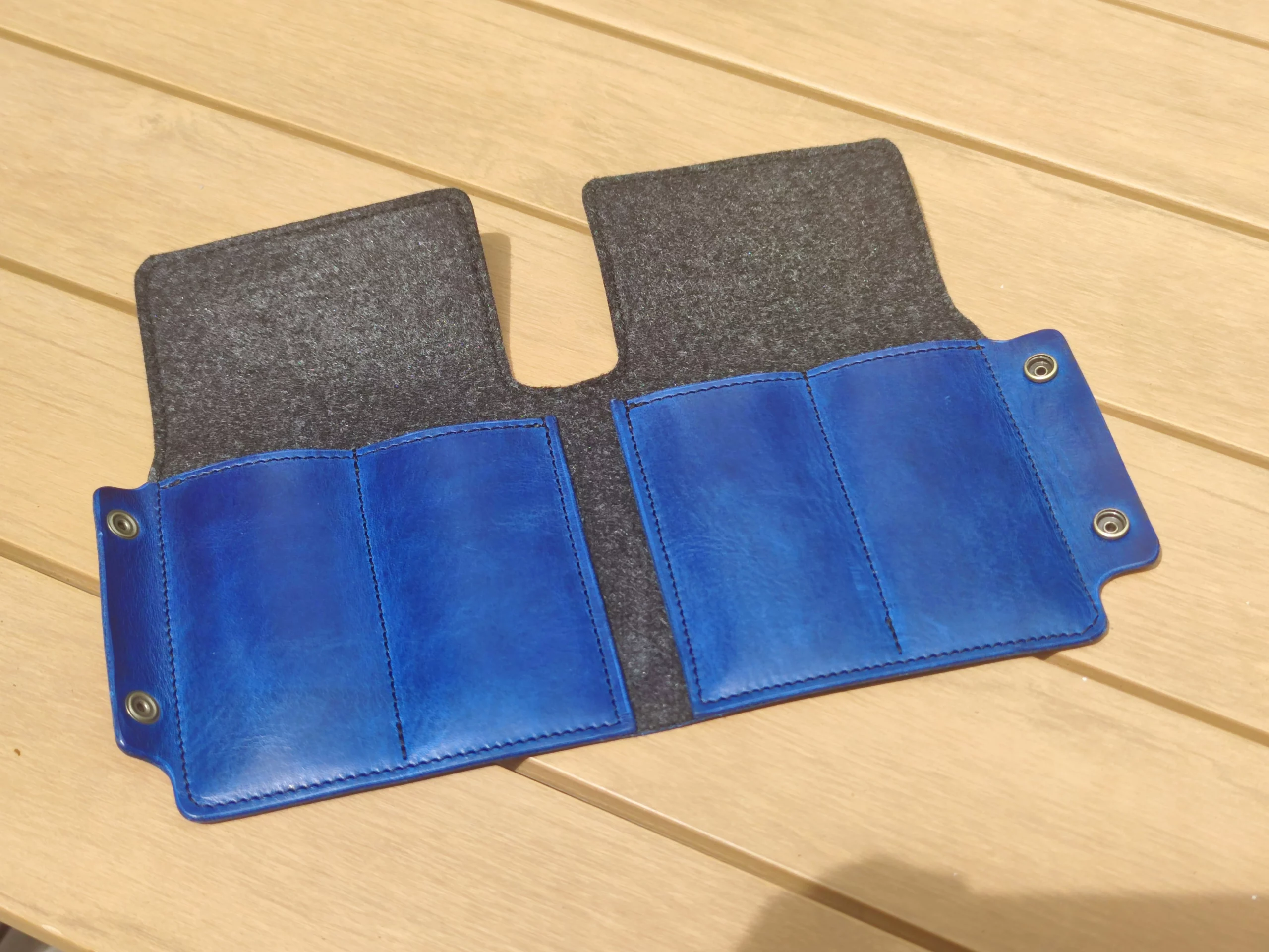 pochette en cuir pour couteaux pliants