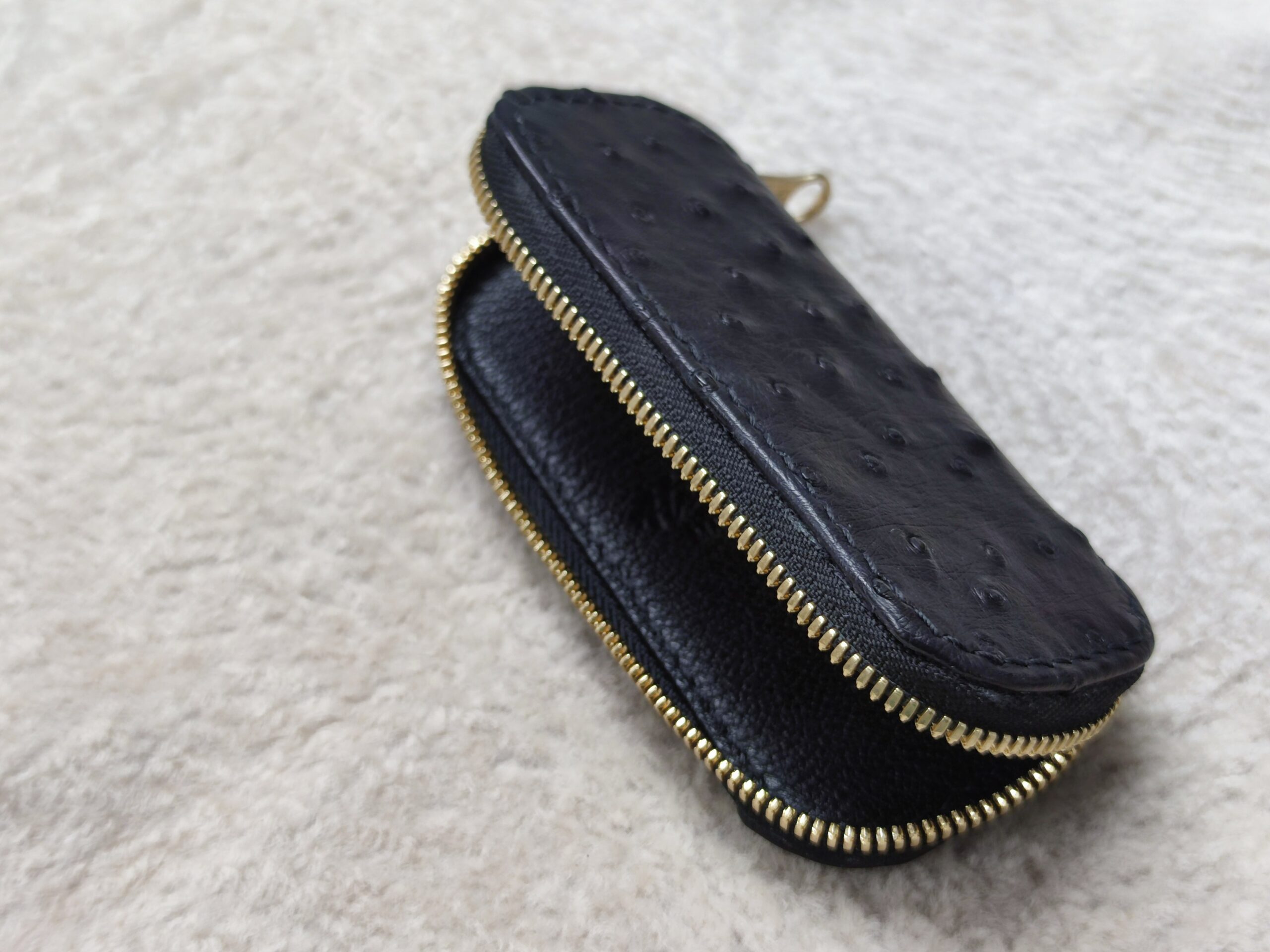 Pochette zippée pour couteau pliant en peau d'autruche noire