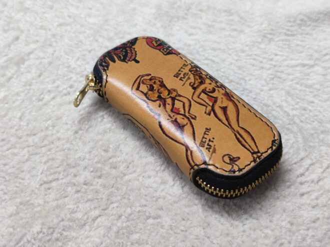 étui couteau zippé cuir tatoué
